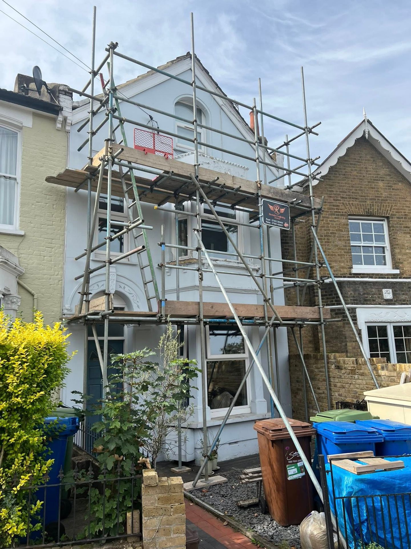 Two-lift front elevation scaffold on a Victorian terrace