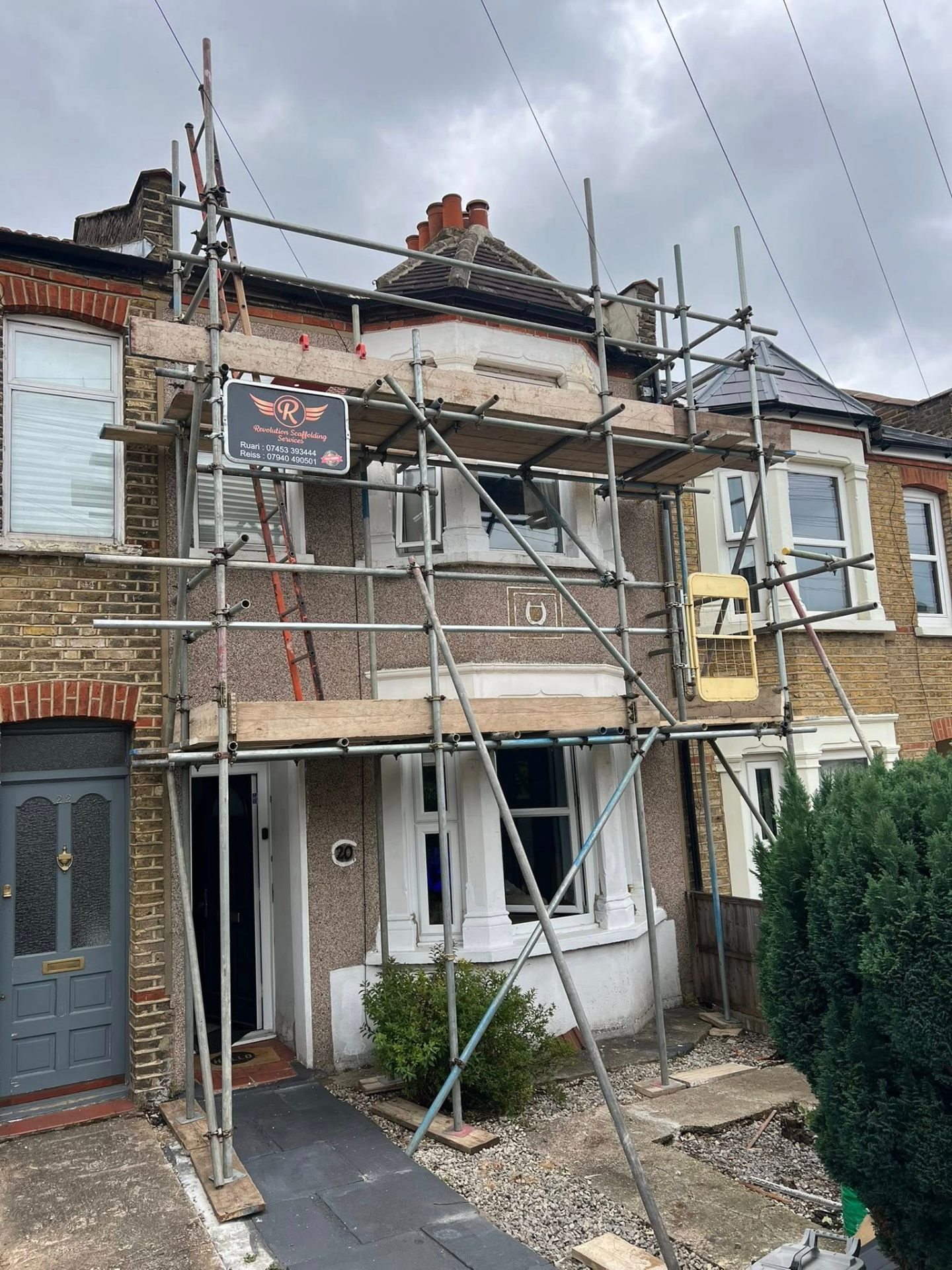 Bay-window scaffold for roof and rendering works