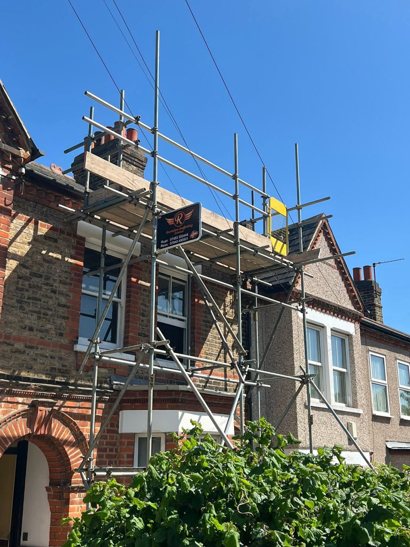 Roof-level scaffold with chimney access