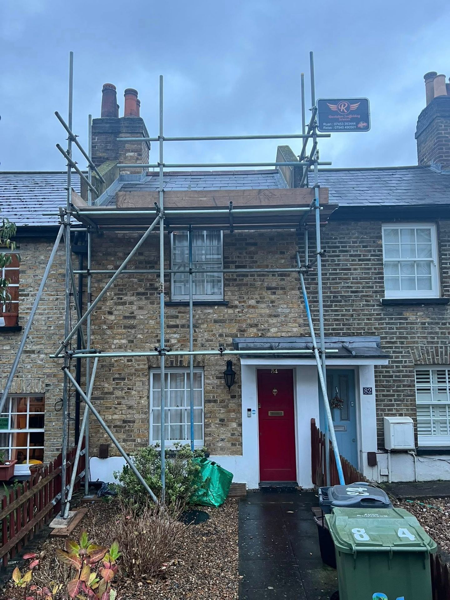 Roof access scaffold over a slate front roof
