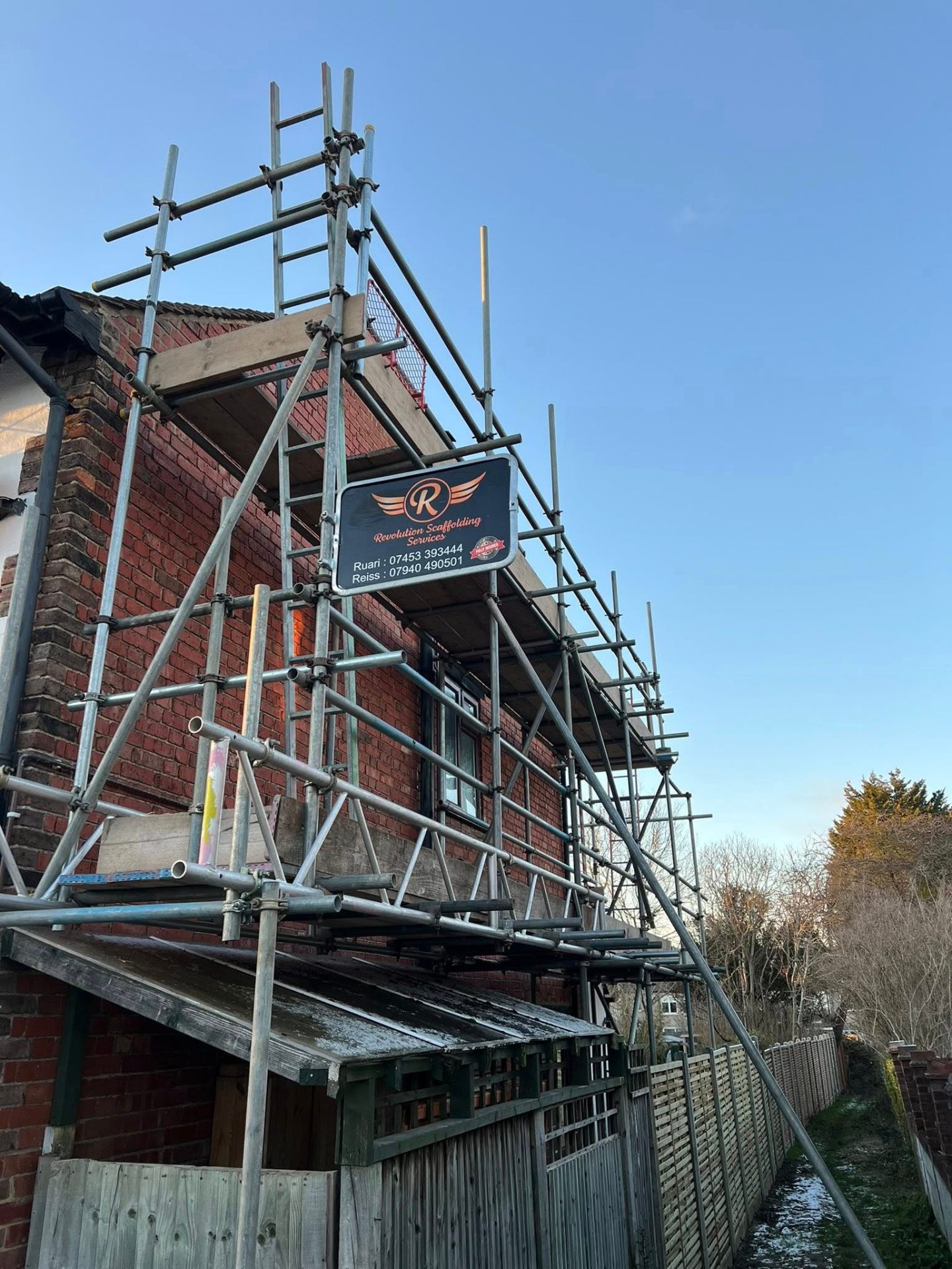 Long side-elevation scaffold with multiple lifts