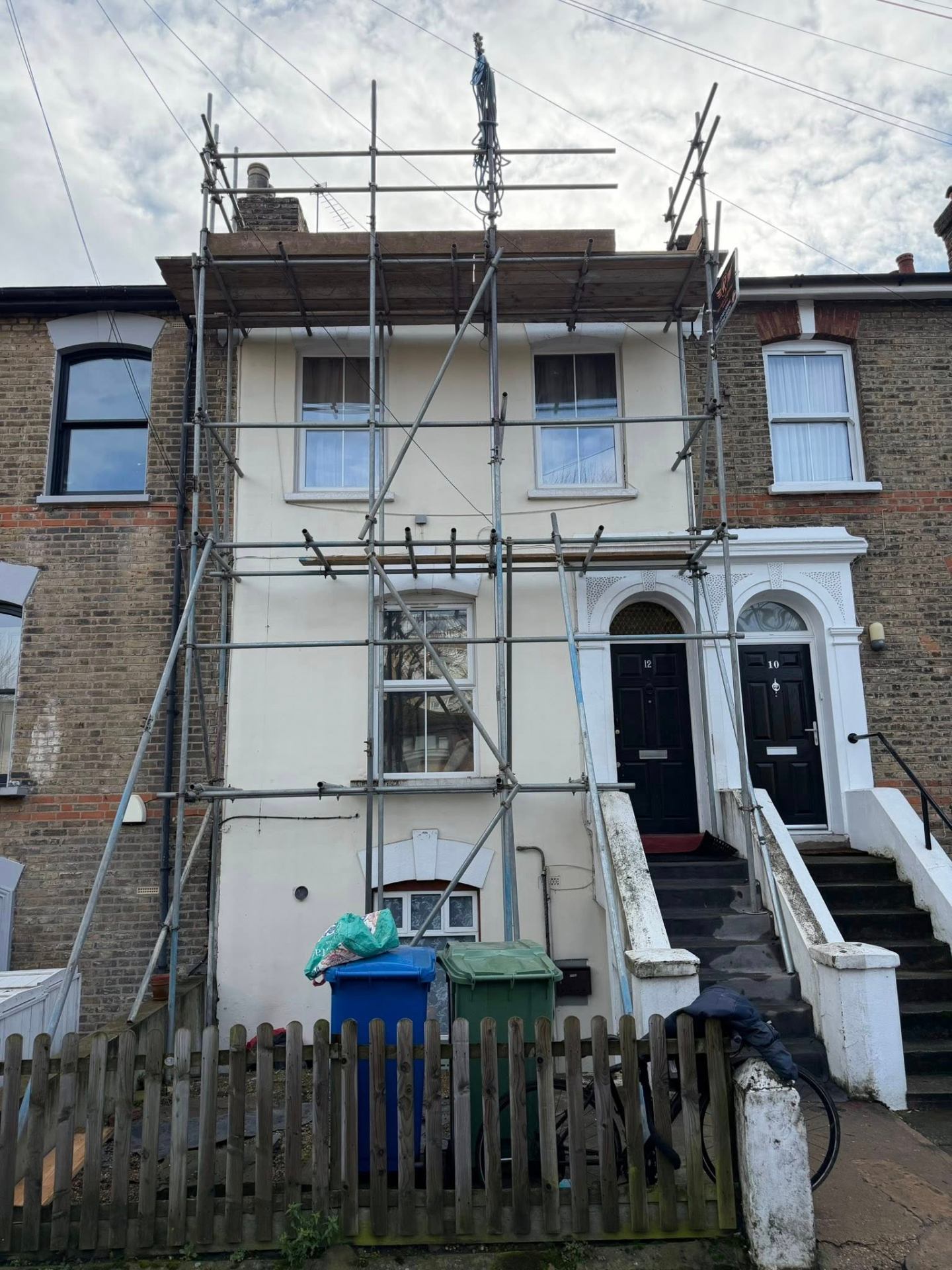 Two-lift front scaffold on a tall Victorian terrace
